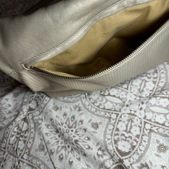 EUC BANANA REPUBLIC GIA CONVERTIBLE CROSSBODY PURSE. Approx 141/4" x 9" x 2". - Picture 4 of 6